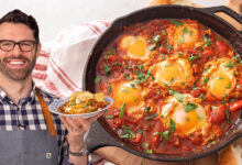 Συνταγή Shakshuka – Αυγά ποσέ σε σάλτσα ντομάτας